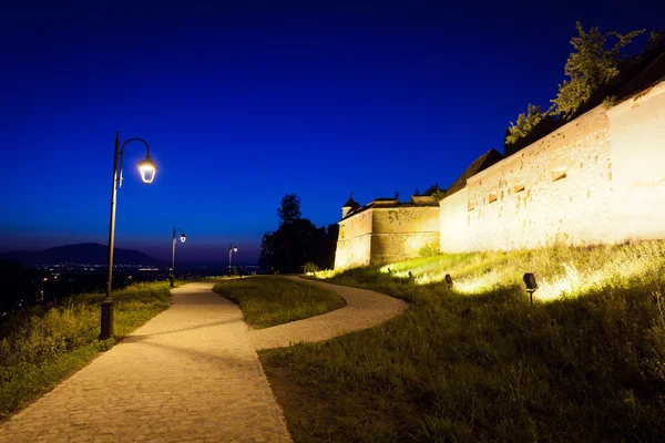 Alley arround gamla fästningen "Cetatuia" upplyst på natten, Bras — Stockfoto