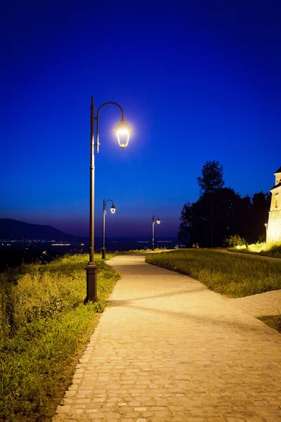 Alley arround old fortress "Cetatuia" illuminated at night, Bras — Stock Photo, Image