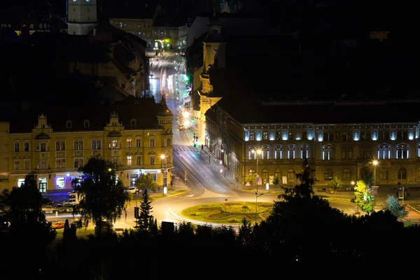 Brasov ışıklı gece görünümü sokak — Stok fotoğraf