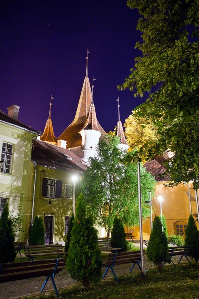 Cour arrière de la tour Ecaterina Gate illuminée la nuit, Brasov — Photo