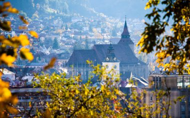 Romanya orta kesiminde bulunan Brasov eski şehir görünümünü
