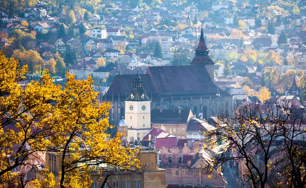 Vista del casco antiguo de Brasov situado en la parte central de Rumania — Foto de Stock
