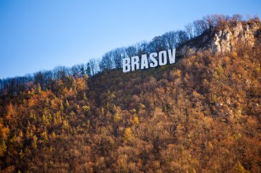 Brasov güneşli bir sonbahar gününde Tampa dağ üstüne işaret