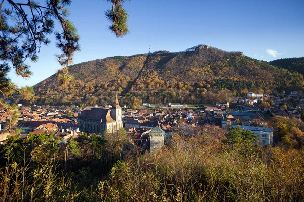 Uitzicht op de middeleeuwse stad Brasov met Tampa berg op achtergrond o — Stockfoto