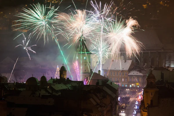 Новогодний фейерверк в Брашове, Румыния — стоковое фото