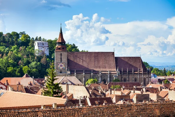 The Black Church cathedral and The White Tower in Brasov medieva — Stock Photo, Image