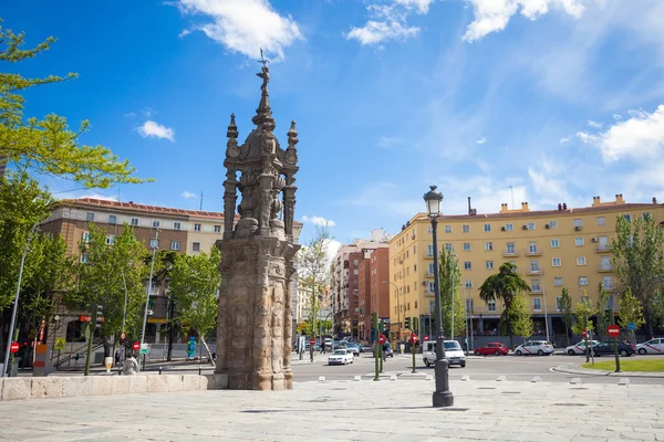 Sculpture in front of Toledo Bridge — Stock Photo, Image