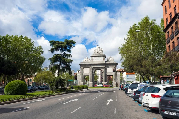 Puerta de Toledo (Puerta de Toledo) en un soleado día de primavera en Madri —  Fotos de Stock