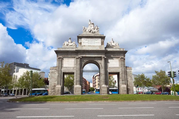 Portão de Toledo (Puerta de Toledo) em um dia ensolarado de primavera em Madri — Fotografia de Stock