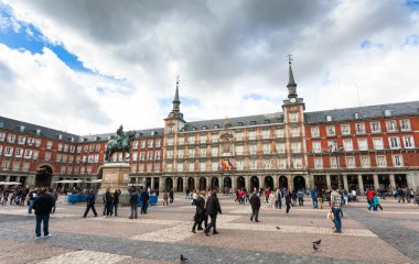 Turistler Plaza Mayor Madrid, İspanya