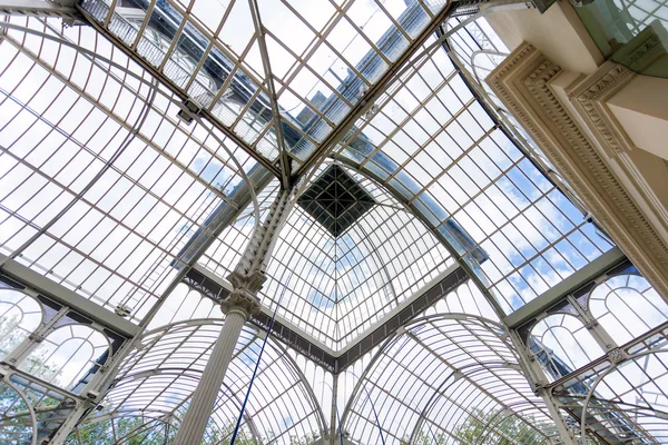 Reti에 수정 같은 궁전 (Palacio de cristal) 큐 폴라 내부 보기 — 스톡 사진