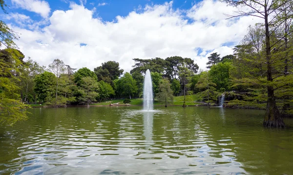 Sjön med fontän i Retiroparken i Madrid — Stockfoto