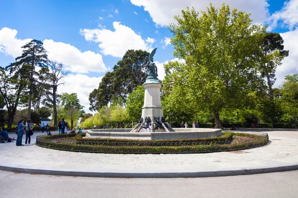 Szökőkút a bukott angyal (Fuente del Angel Caido), a Retiro Park Stock Fotó