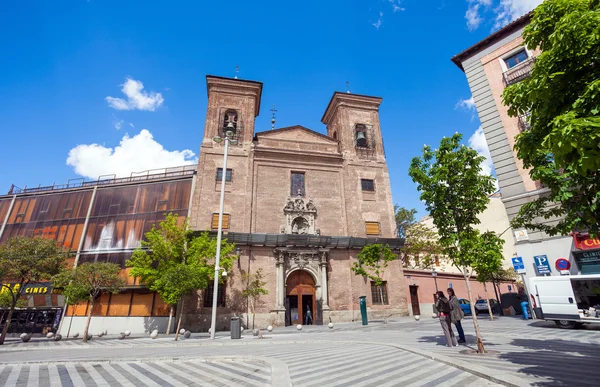 Церковь Сан Мартина в солнечный весенний день, Мадрид — стоковое фото