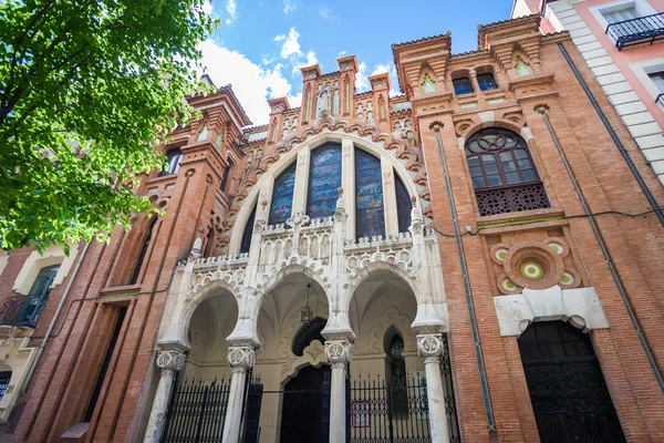 Типичная церковь в солнечный весенний день в Мадриде — стоковое фото
