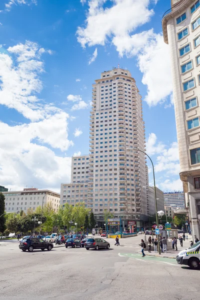 Torre de Madrid épület egy napsütéses tavaszi napon Madridban — Stock Fotó