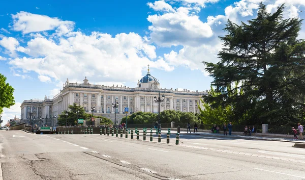 Palais royal avec les touristes le jour du printemps à Madrid — Photo