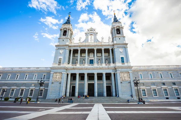 Kungliga slottet med turister vårdag i Madrid — Stockfoto