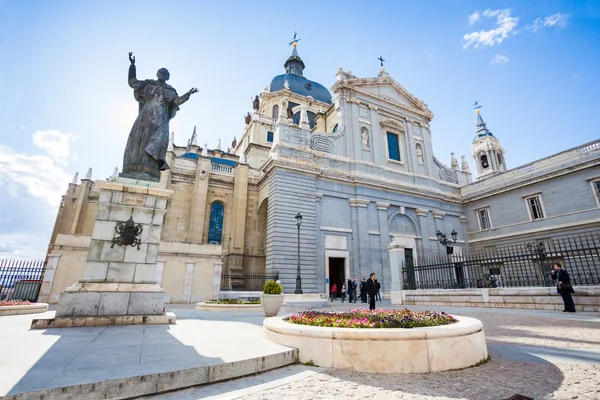 Pope John Paul II statue in front of Cathedral Almudena on a spr — Stock Photo, Image