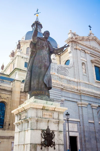 Папа Римський Іоанн Ii Paul статуя собор Альмудена на на УРП — стокове фото