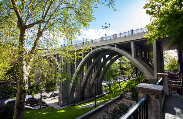 Segovia viadukt auf frühling in der stadt madrid — Stockfoto