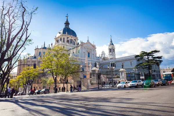 Katedrála Almudena s turisty na jarní den v Madridu — Stock fotografie