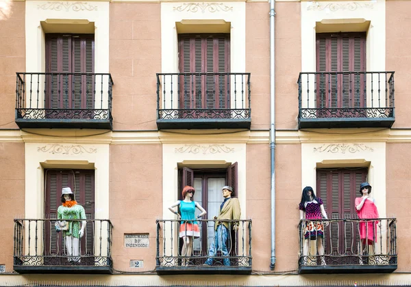 Building with dresed manequins on balconies on a street of Madri — Stock Photo, Image