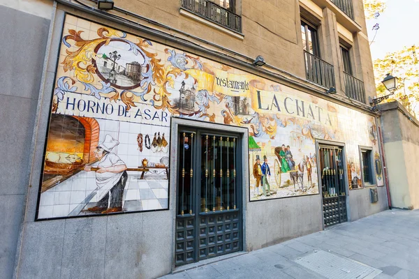 La Chat restaurant painted facade on a spring day in Madrid — Stock Photo, Image