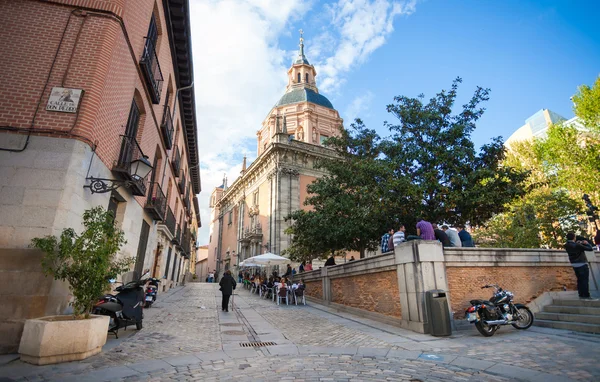 Eglise de San Andres par une journée ensoleillée de printemps dans le quartier de La Latina, M Photos De Stock Libres De Droits