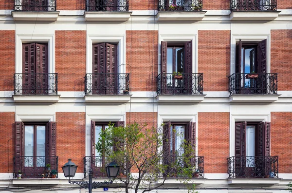 Typical building facade on a spring day in Madrid, Spain — Stock Photo, Image