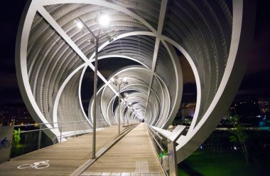 Arganzuela gece ve Madrid Rio Park, Madrid ışıklı köprü