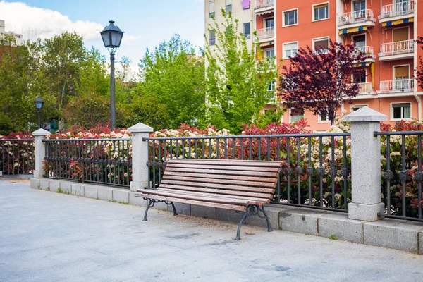 Bench in front of a typical residatial building in Madrid — Stock Photo, Image
