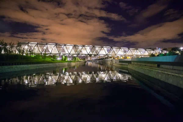 Arganzuela gece ve Madrid Rio Park, Madrid ışıklı köprü