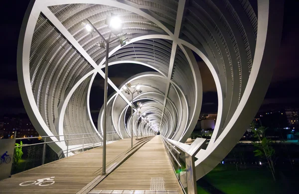 Arganzuela brücke beleuchtet in der nacht und madrid rio park, madr — Stockfoto