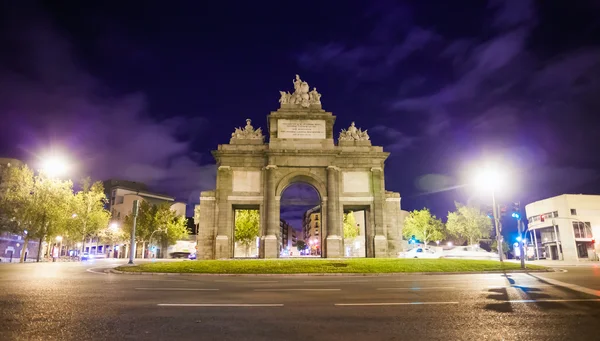 Ворота Толедо (Puerta de Toledo) в весеннюю ночь в Мадриде — стоковое фото