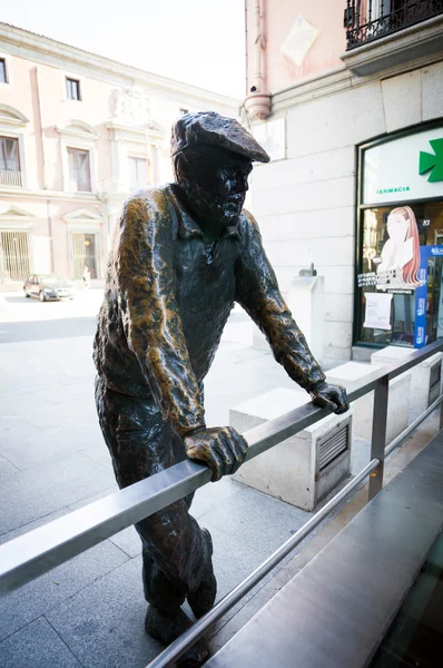 Escultura callejera conteporana de una persona en la calle Almudena en Mad — Foto de Stock