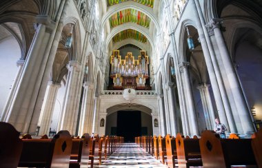 Katedral Almudena iç bir güneş boru organ Manzaralı