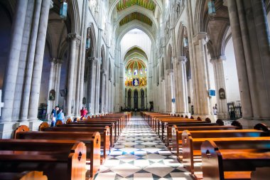 Katedral Almudena iç bir güneş boru organ Manzaralı