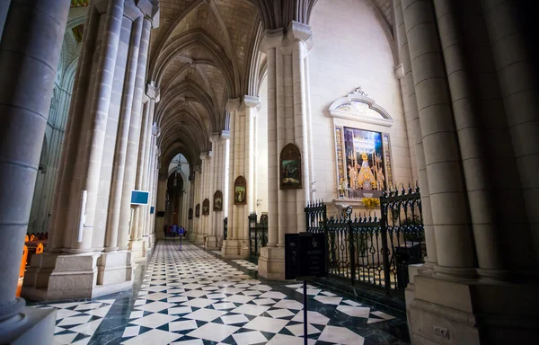 Catedral de la Almudena interior con vista al órgano de tubo en un sol — Foto de Stock
