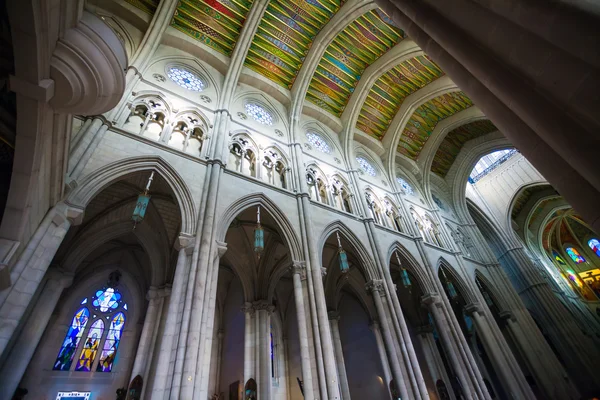 Katedral Almudena iç bir güneş boru organ Manzaralı