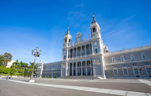 Καθεδρικός Almudena με τους τουρίστες σε μια ανοιξιάτικη μέρα στη Μαδρίτη — Φωτογραφία Αρχείου