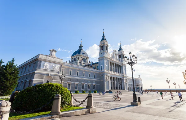 Katedrála Almudena s turisty na jarní den v Madridu — Stock fotografie