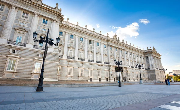 Královský palác s turisty na jarní den v Madridu — Stock fotografie