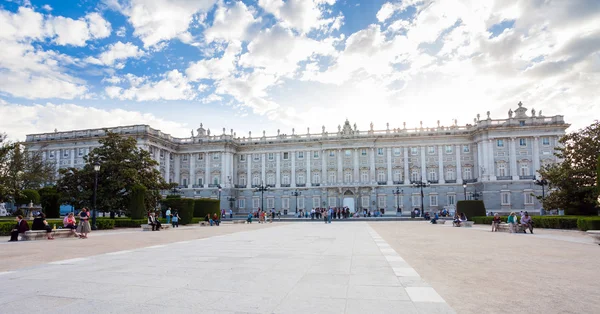 Královský palác s turisty na jarní den v Madridu — Stock fotografie