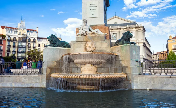 Plaza de Oriente con turistas en un día de primavera en Madrid —  Fotos de Stock