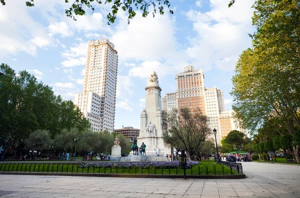 Plaza de España con monumento a Cervantes, Torre de Madrid y Edi — Foto de Stock