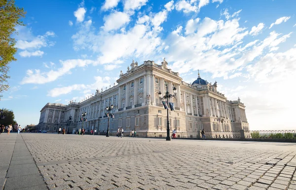 Βασιλικό Παλάτι με τους τουρίστες σε μια ανοιξιάτικη μέρα στη Μαδρίτη — Φωτογραφία Αρχείου