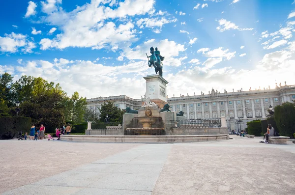 Plaza de Oriente con turistas en un día de primavera en Madrid —  Fotos de Stock