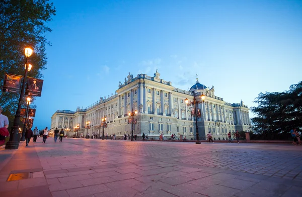 Royal palace with tourists on a spring night in Madrid — Stock Photo, Image