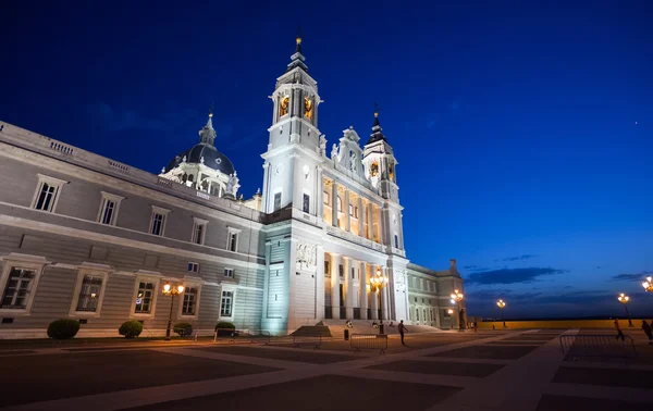 Cathedral Almudena with tourists on a spring day in Madrid — Stock Photo, Image